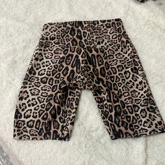 Onzie Leopard Print Biker Shorts leggings - Picture 7 of 10